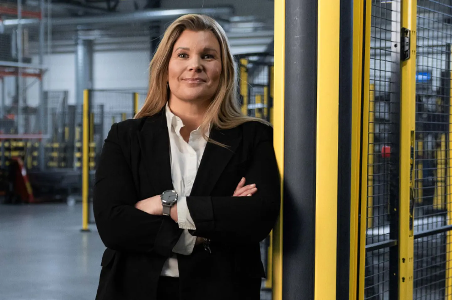 Karin Sandén , CEO de Axelent junto a un vallado de protección