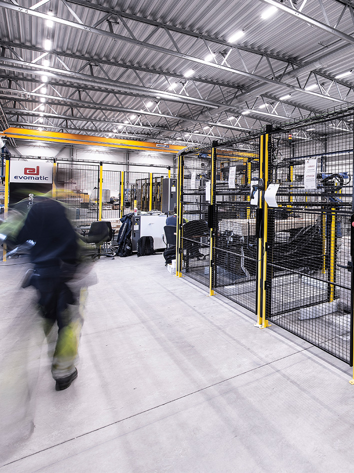 Las máquinas estacionarias de almacenamiento y embalaje automatizado incluyen, entre otras, transportadores, clasificadores y paletizadores en un entorno de almacén.