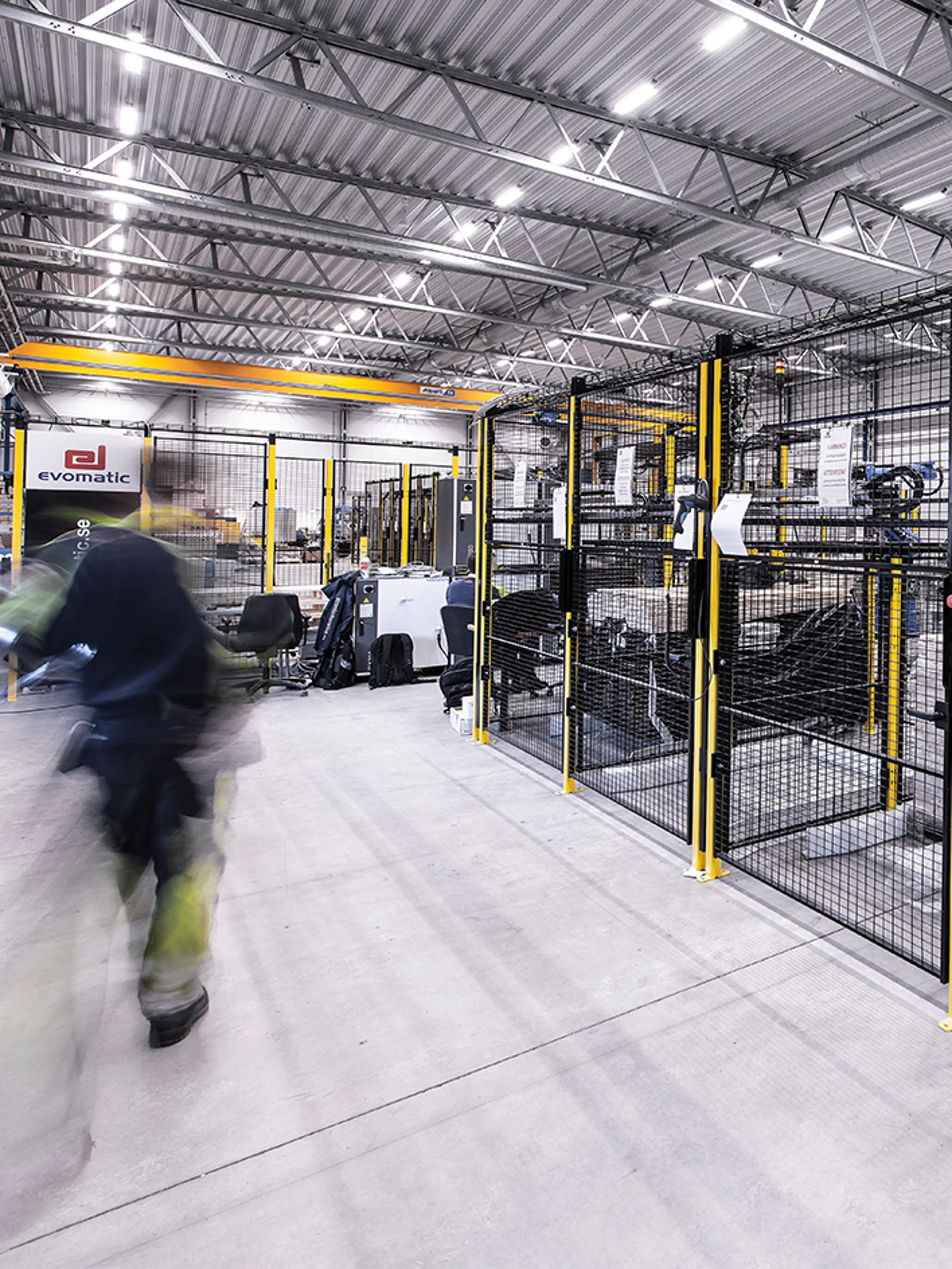 Las máquinas estacionarias de almacenamiento y embalaje automatizado incluyen, entre otras, transportadores, clasificadores y paletizadores en un entorno de almacén.