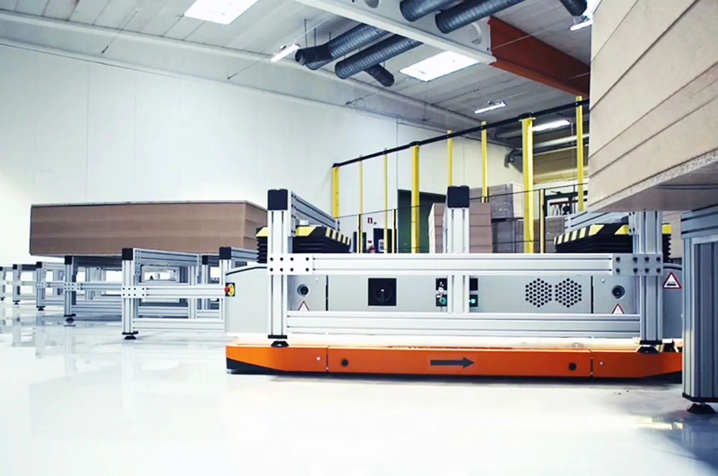 AMR transportando materiales con protección perimetral