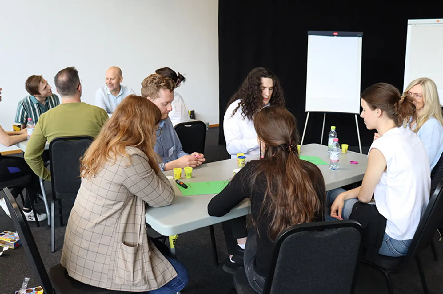 Taller de nuevos empleados sentados por grupos