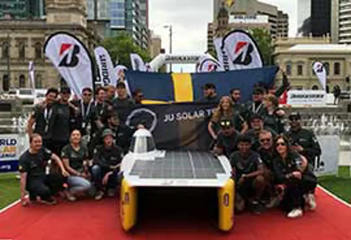 ¡El coche solar llega a la meta como finalista! ¡El coche solar llega a la meta como finalista!