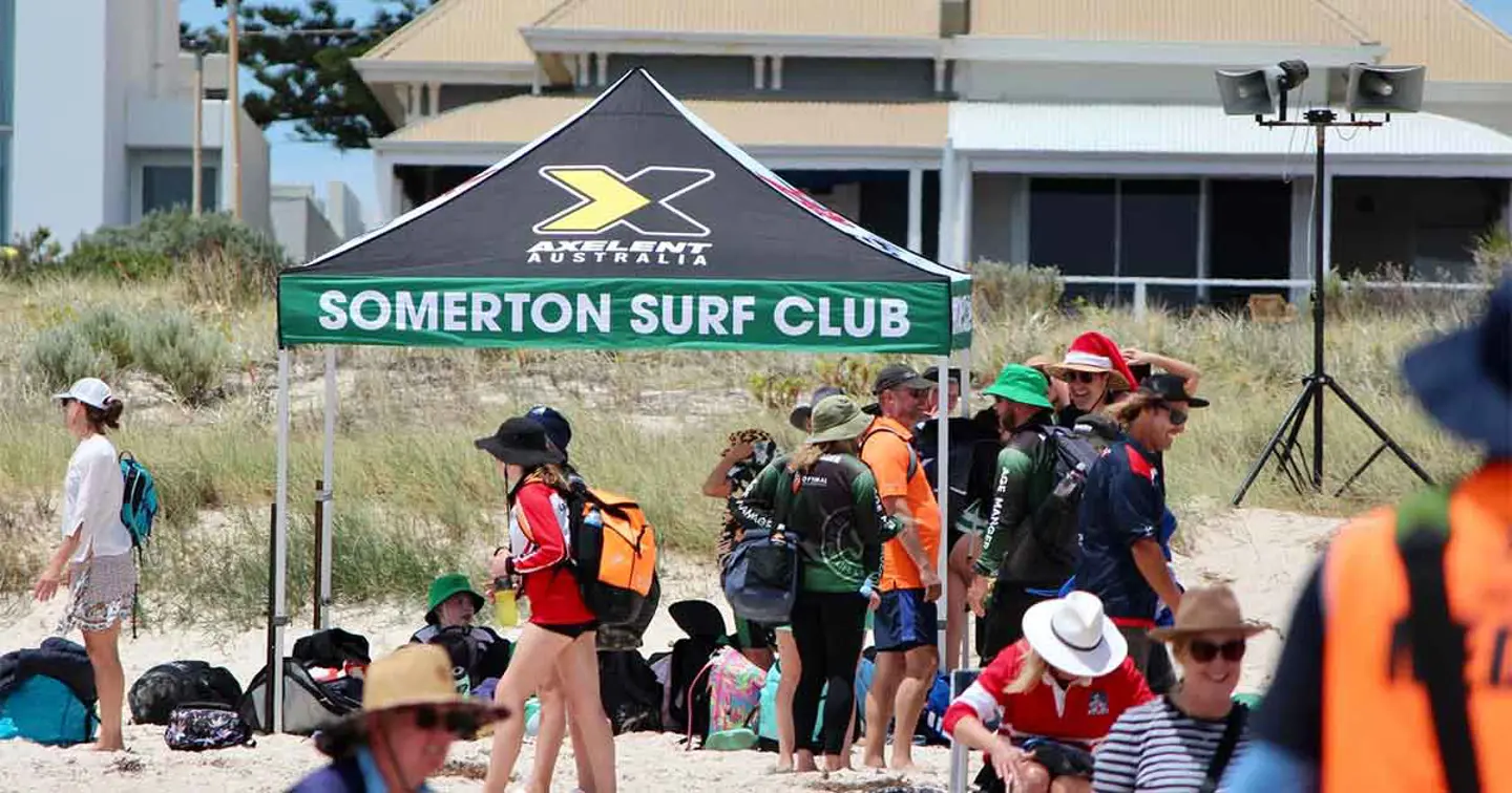 Somerton Surf Club: tienda de campaña en una playa