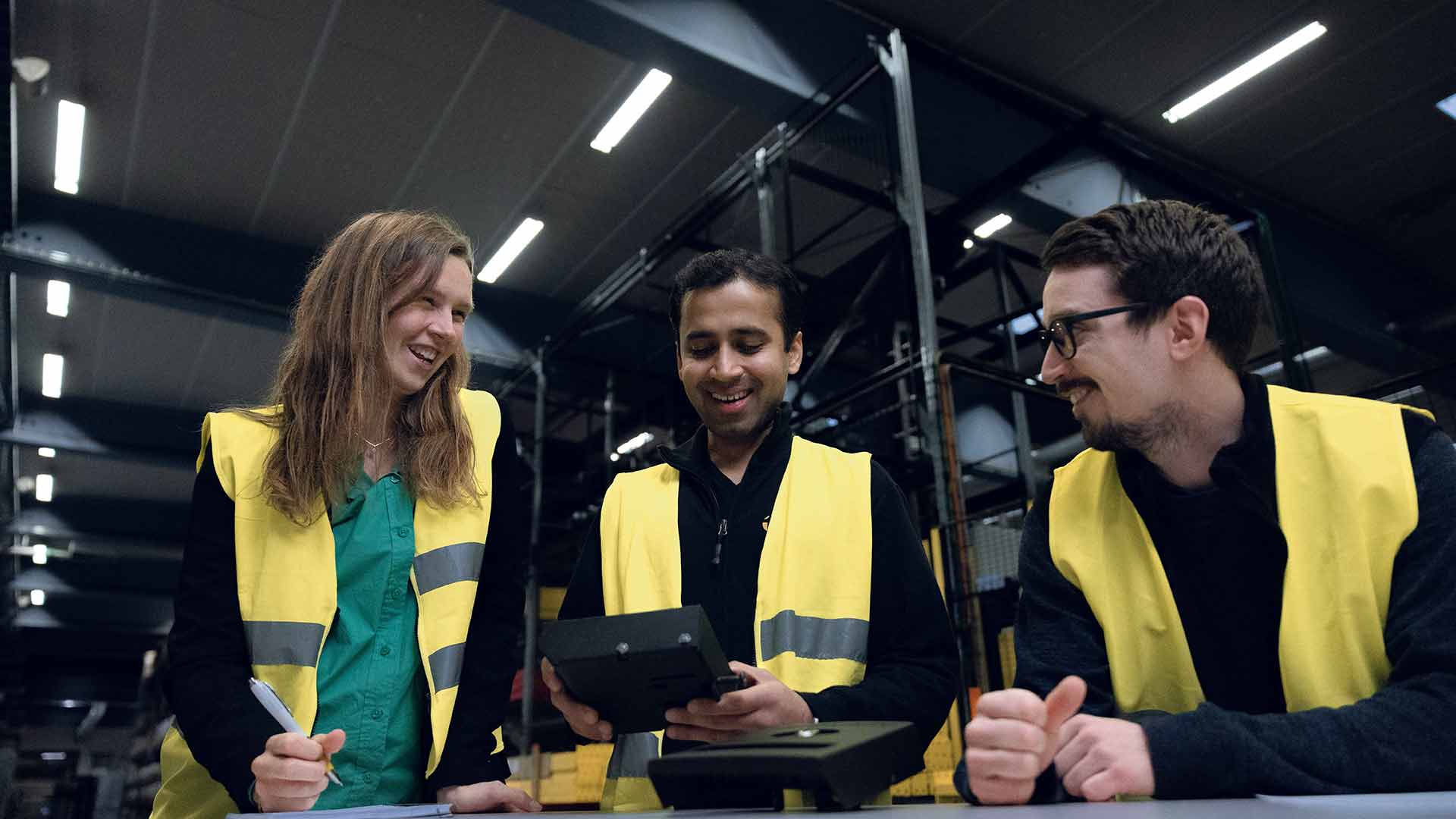 Tres personas hablando sobre un tirador para puertas