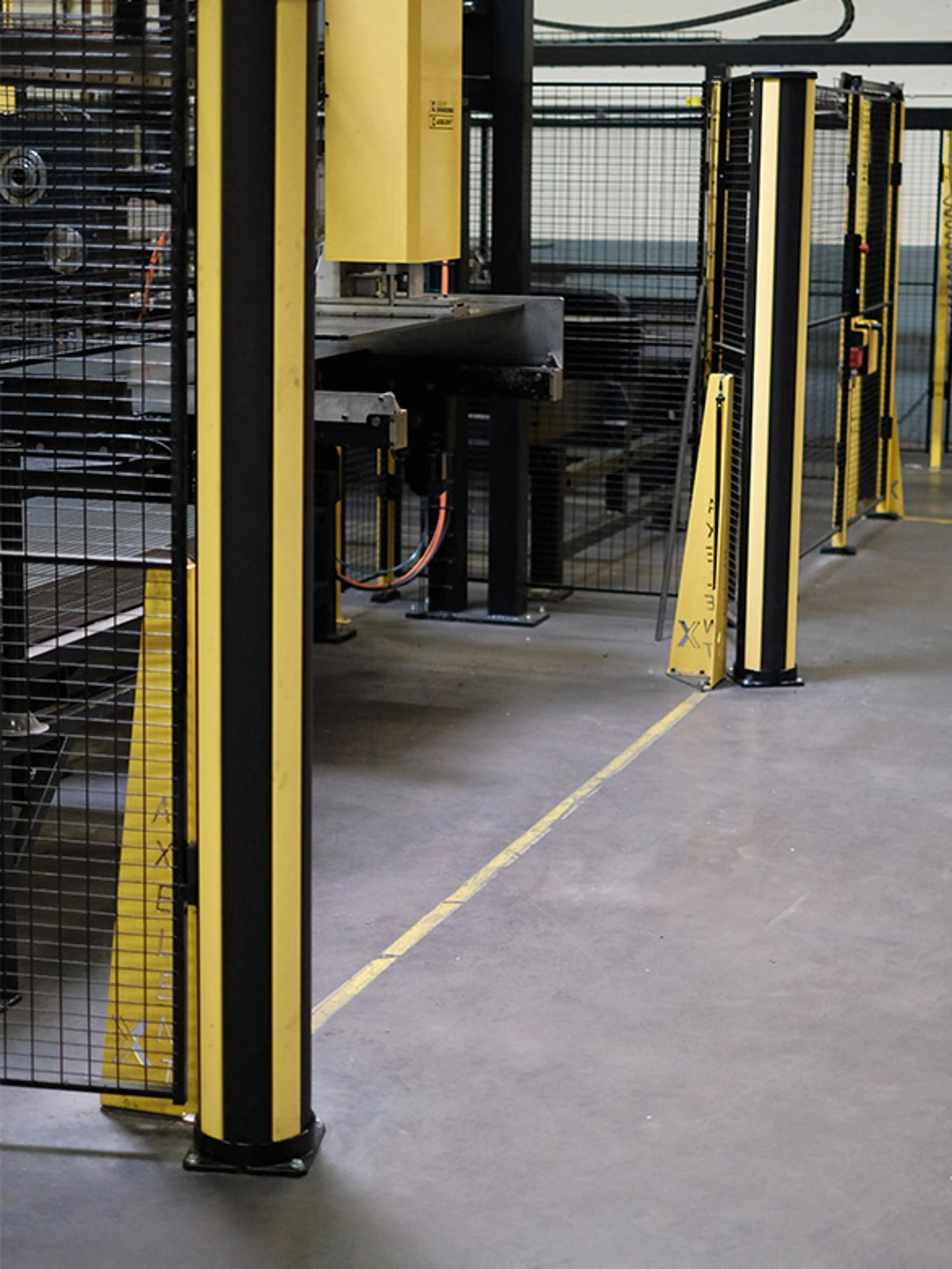 Cerramiento de seguridad con paneles de malla y protectores de columna