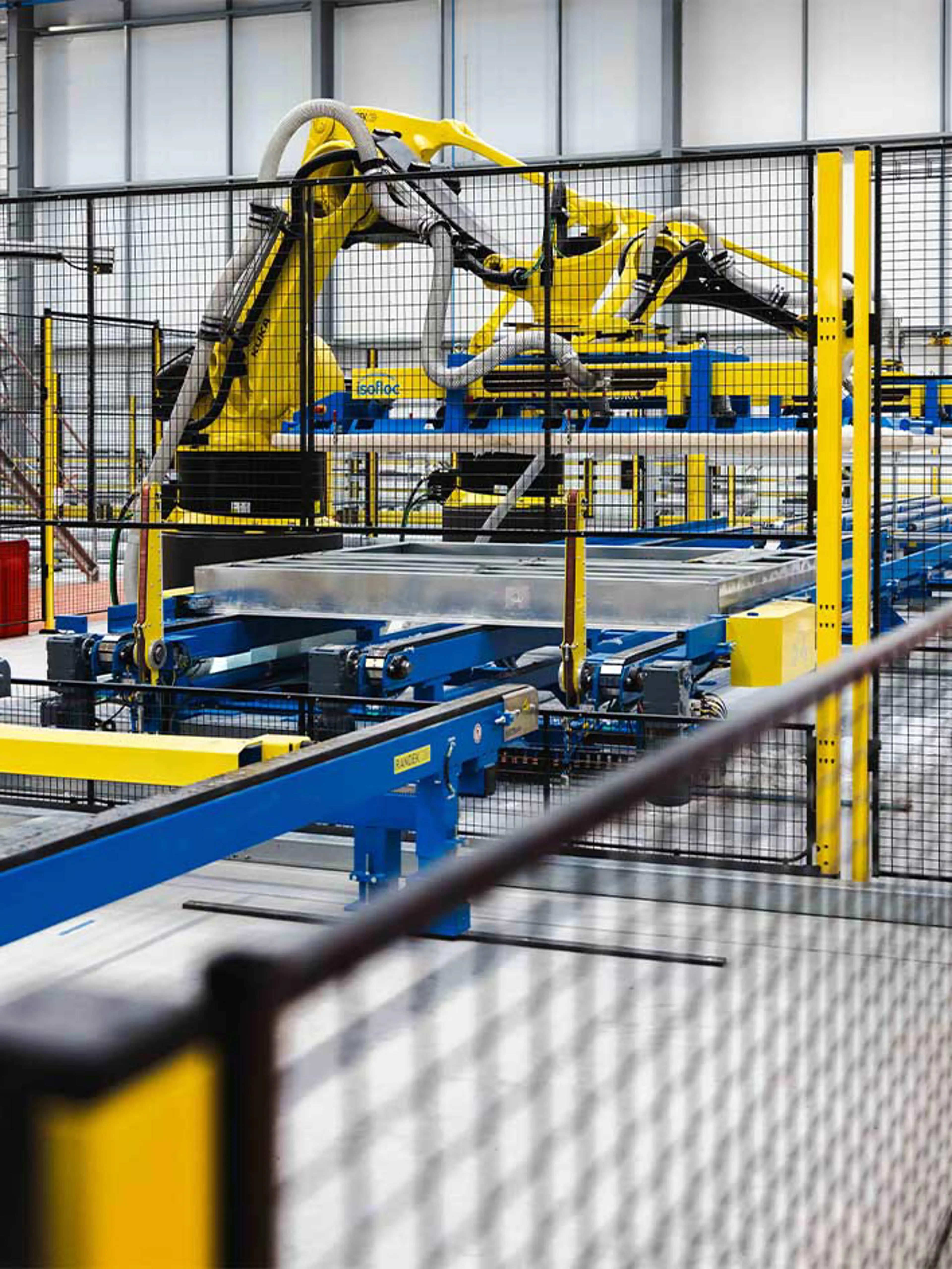 Robot dentro de una cerca o protección perimetral