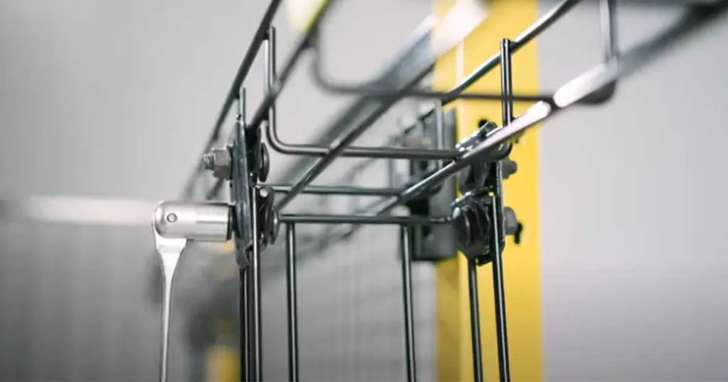 Instalare de Dé forma usted mismo a la bandeja de cables con Axelent