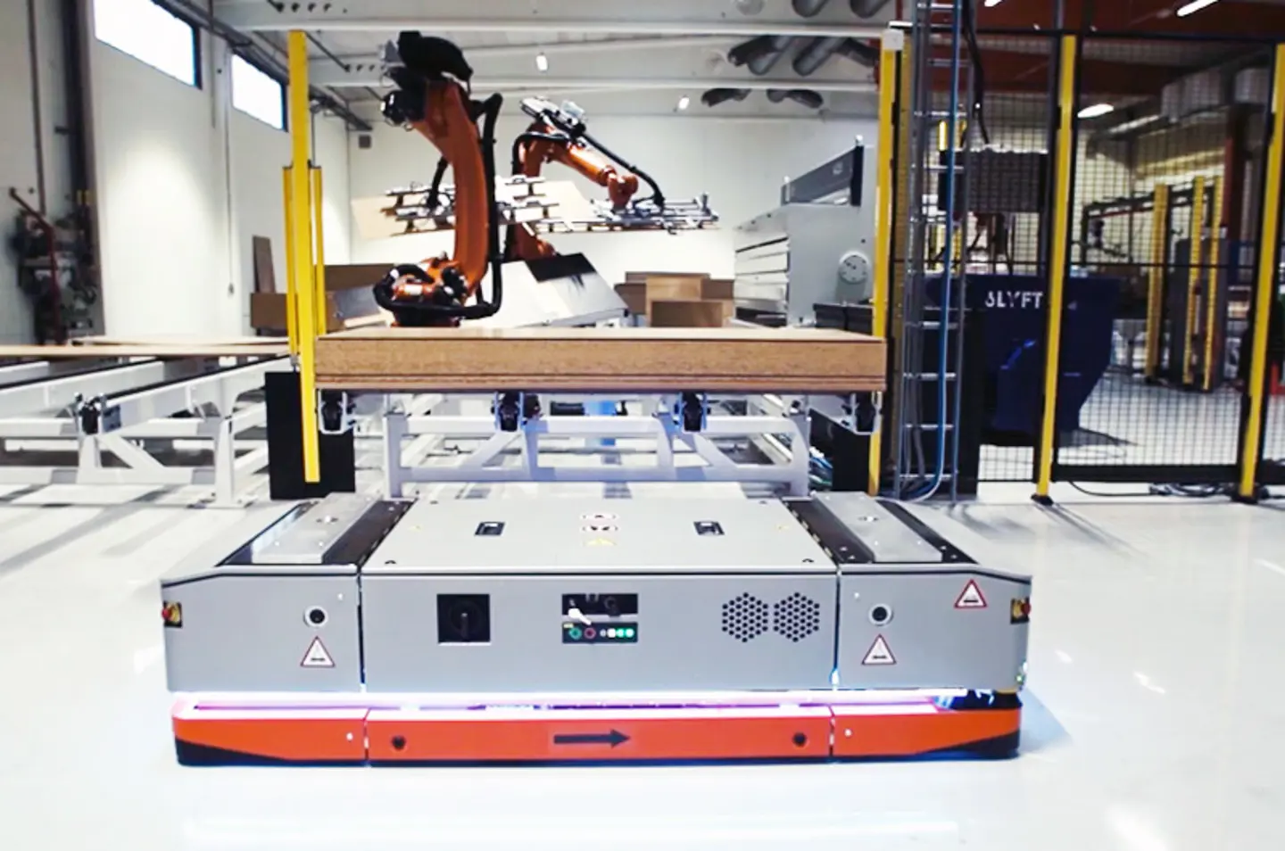 Vehículo guiado automatizado (AMR) en almacén industrial
