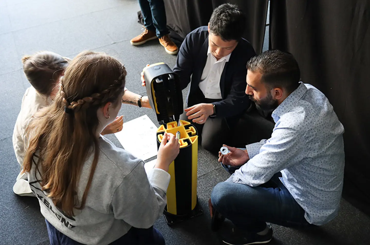 Nuevos empeados en la Academia trabajando juntos