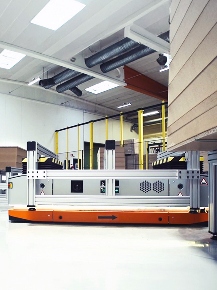 Robot móvil industrial en un pasillo de almacén