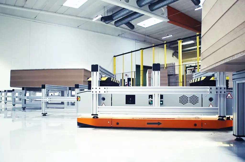 Un Robot Móvil Autónomo (AMR) transportando mercancías a través de un almacén industrial