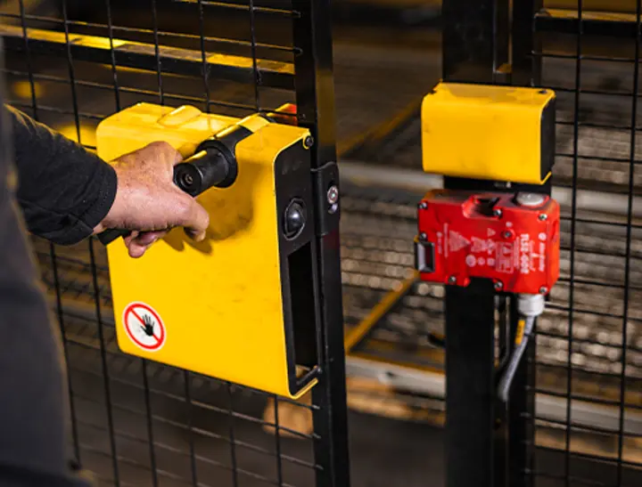¿Cuándo necesitamos una puerta con interruptor de seguridad en lugar de un panel extraíble? ¿Cuándo necesitamos una puerta con interruptor de seguridad en lugar de un panel extraíble?