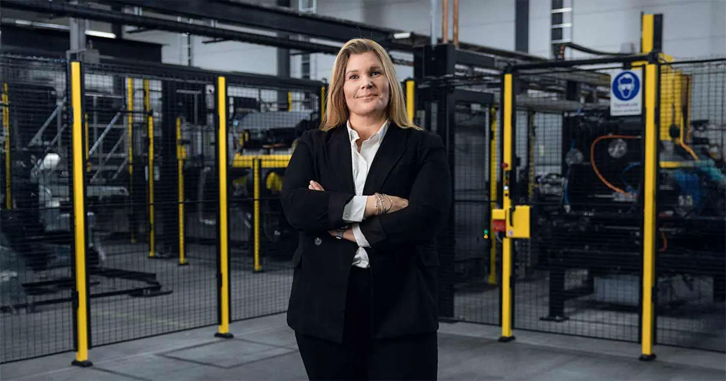 Imagen de la CEO delante de un vallado