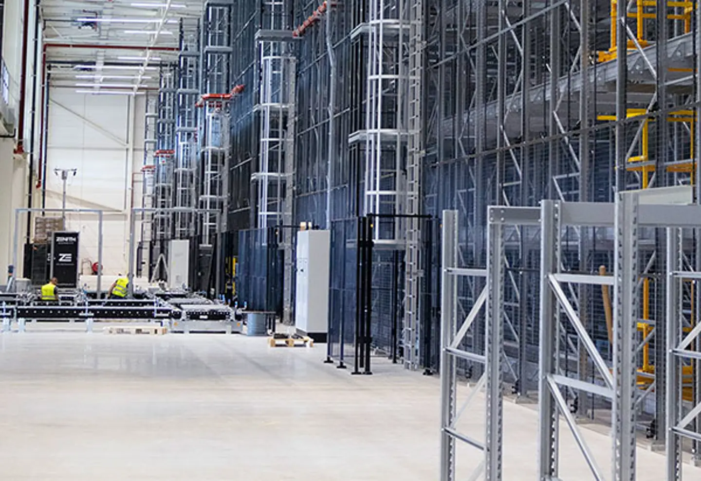 Almacén automático con estanterías de gran altura y vallado de seguridad modular