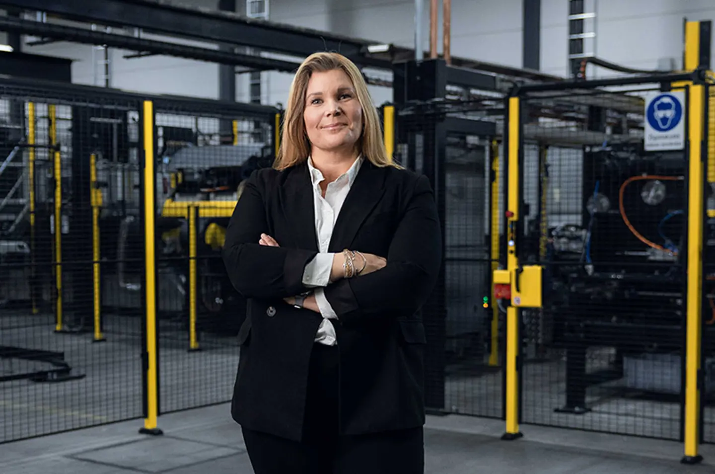 La CEO Karin Sandén delante de un vallado de protección