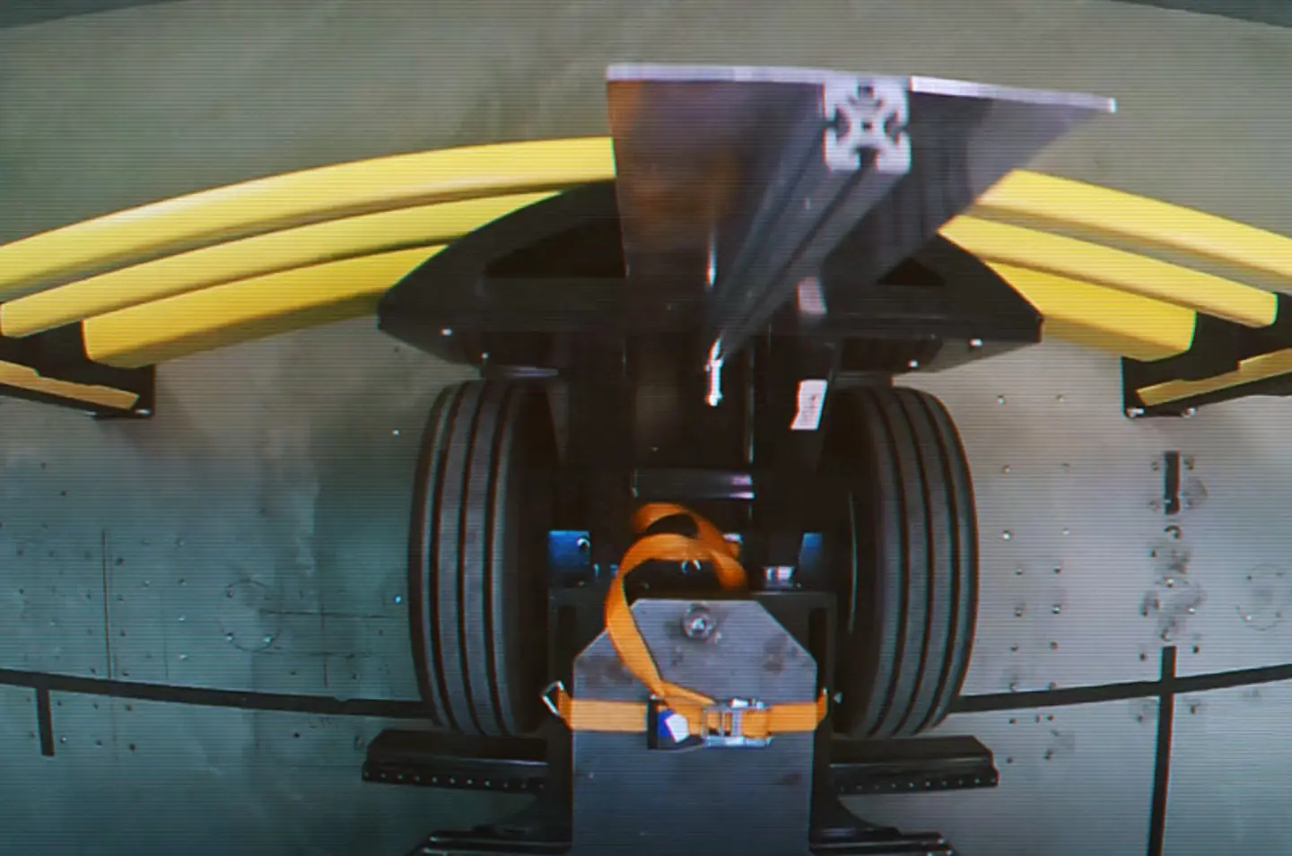 Ensayo de impacto que muestra un vehículo colisionando con una barrera de protección de polímero en un entorno controlado