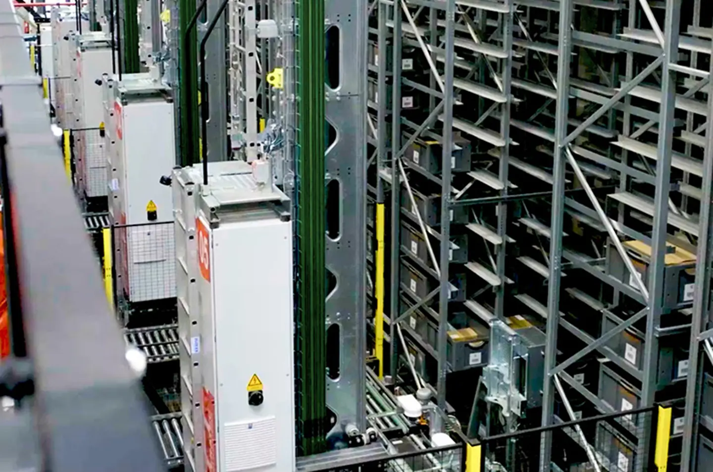 ASRS Sistema de almacén protegido con resguardos de máquina